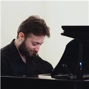 Insegnante di musica e pianoforte, diplomato presso il Conservatorio  U. Giordano  di Foggia